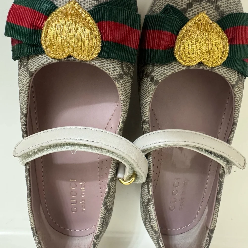 Gucci Gray and Gold Dress Shoes with Elegant Design - Picture 5 of 10